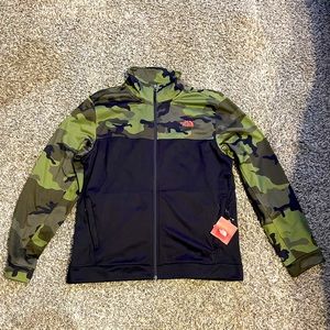 Mens North Face camo zip up jacket size large.
